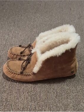 NWOT Ugg Alena Slippers